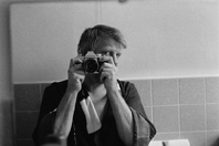 Einar Schleef fotografiert sich selbst. &copy; 2011 Hans-Ulrich Müller-Schwefe / Elfenbein Verlag